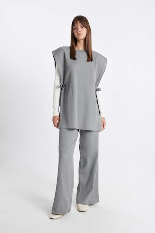 Defacto Regular Fit Bisiklet Yaka Basic Düz Yan Bağlamalı Triko Süveter Y1323AZ24AUGR422 Gri