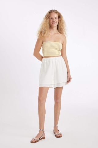 Defacto Regular Fit Normal Bel Kısa Paça Keten Karışımlı Şort D3989AX24HSWT32 Beyaz