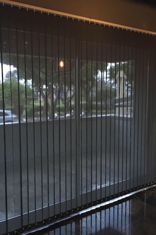 Antrasit Screen Kumaş Dikey Perde Döndürülebilen Tam Açık Ya Da Tam Kapalı Screen Kumaş Dikey Antrasit