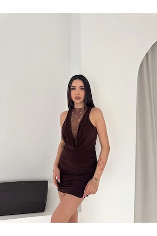 Butik İstanbul Dantel Detaylı Derin Dekolte Drapeli Mini Elbise Şık Kolsuz - Kahvrenegi Kahverengi