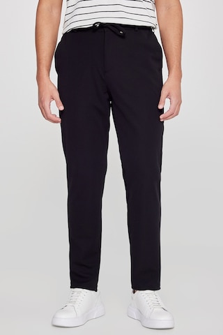 AC&Co / Altınyıldız Classics Erkek Sıyah Slim Fit Dar Kesim Beli Bağlamalı Çizgili Yan Cepli Casual Jogger Pantolon Siyah