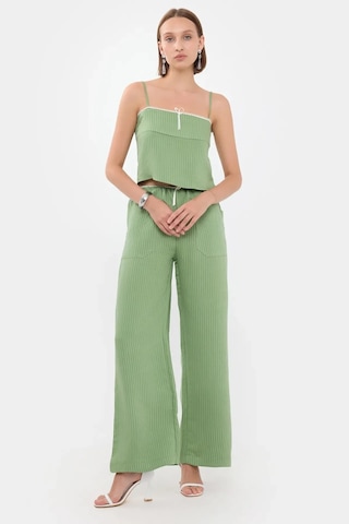 Hiccup Çizgili Kare Yaka Askılı Crop Top Yeşil