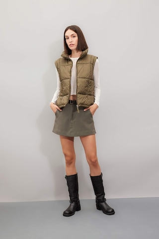 Defacto Su Geçirmez Şişme Yelek Dik Yaka Fermuarlı Cepli Etek Ucu Ayarlanabilir Lastikli Mevsimlik A0979AX24AUKH6 Haki