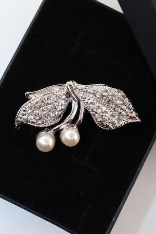 Gümüş Renk Fiyonk İnci Broş. Kristal Taşlı Tasarım İncili Fiyonk Yaka İğnesi Erkek Kadın Broş Gümüş