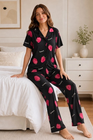 Siyah Çilek Desenli Kısa Kollu Gömlek Yaka Milan Kumaş Kadın Pijama Takımı Tm1492