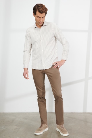 AC&Co / Altınyıldız Classics ERKEK BEYAZ BEJ Slim Fit Dar Kesim Küçük İtalyan Yaka Pamuklu Çizgili Gömlek Bej - Beyaz