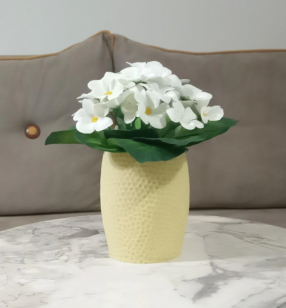 2 Adet Vazo Dahil,vazoda Çiçek,beyaz Yapay Çiçek,vazo Sarı Petek Desenli Poliresin 8x8x15cm Çok Renkli