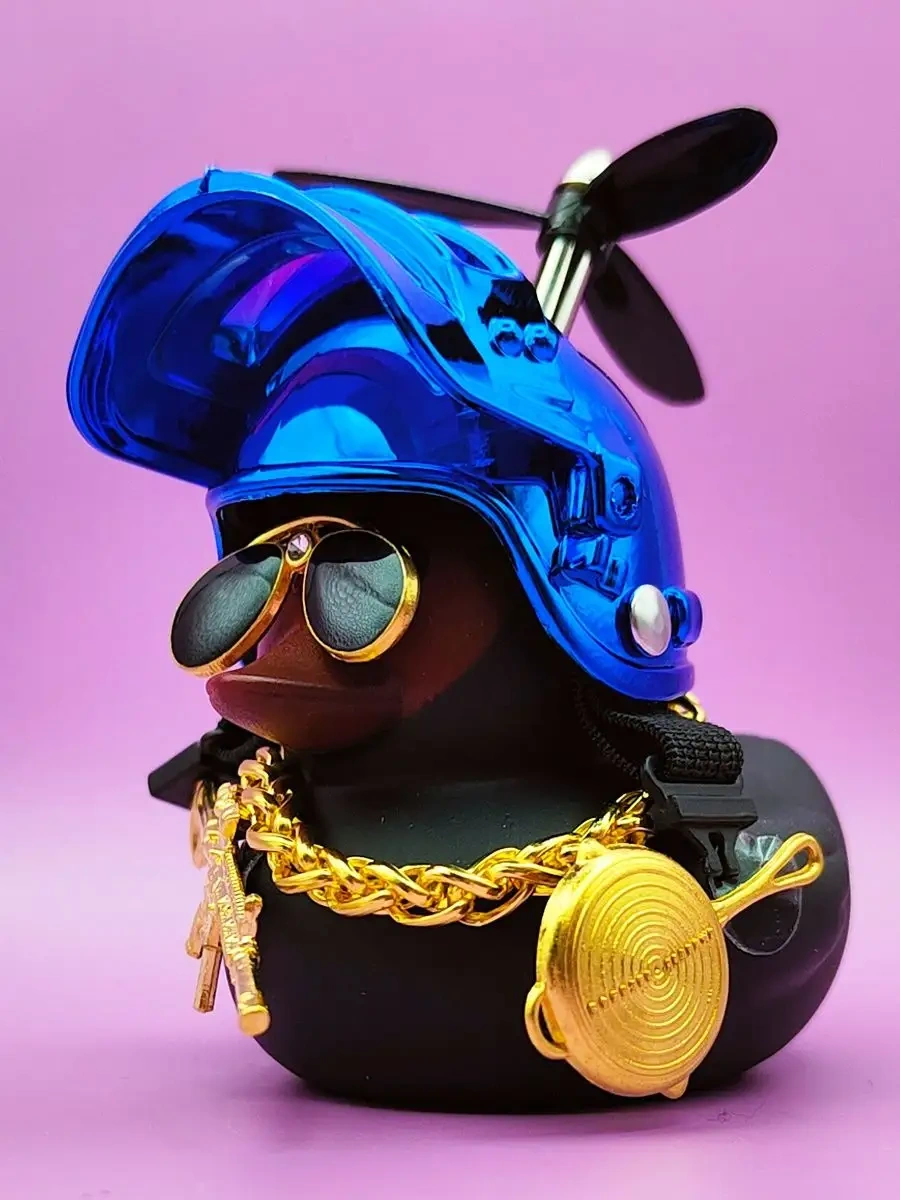 Market Alls Aracın İçinde Kasklı Ve Gözlükleri Olan Ördek 138029754