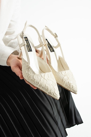 Lebibe Shoes Lısa Kadın Ekru Sivri Burun 7 Cm Topuklu Çiçek Dantel Desenli Rugan Slingback Ayakkabı
