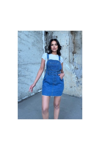 Kene Jeans Askılı Mavi Etek Ucu Kesik Arka Yırtmaç Detaylı Mini Kot Elbise Mavi