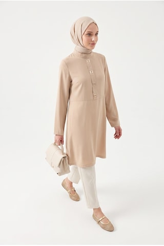 Armine Trend Metal Aksesuar Detaylı Hakim Yaka Tunik Bej 26yt485