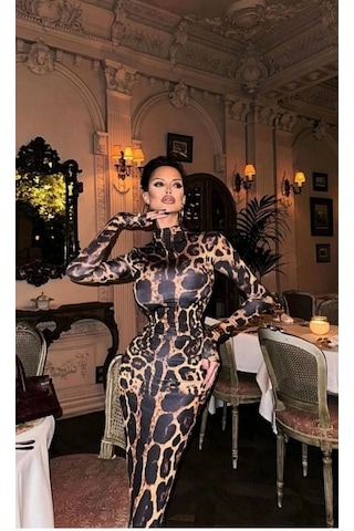 Saklımoda Kadın Yarım Balıkçı Yaka Uzun Kollu Leopar Baskılı Atlas Kumaş Maxi Boy Elbise Leopar