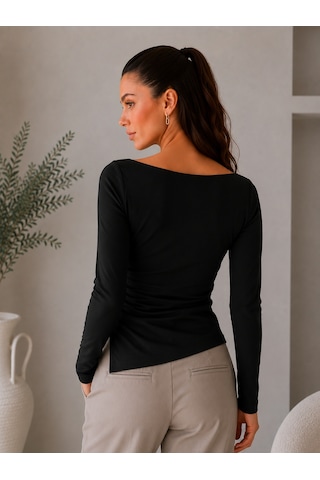 Sortie Collection Yan Büzgülü Önü Uzun Asimetrik Yırtmaçlı Kayık Yaka Bluz Siyah