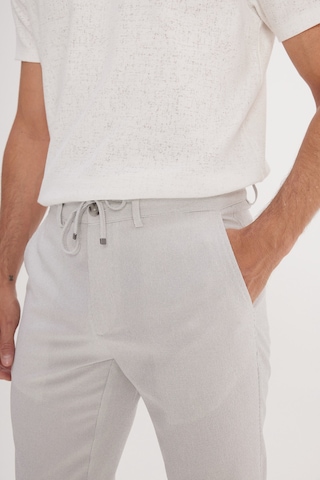 AC&Co / Altınyıldız Classics Erkek Grı Slim Fit Dar Kesim Beli Bağlamalı Çizgili Yan Cepli Casual Jogger Pantolon Gri