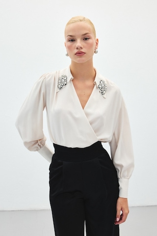 Sateen Aksesuar Detaylı Bodysuit Bluz - Bej-136191 Bej