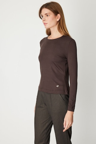 On Kadın Metal Aksesuarlı Sıfır Yaka Basic Bluz 61303 Kahverengi Kahverengi