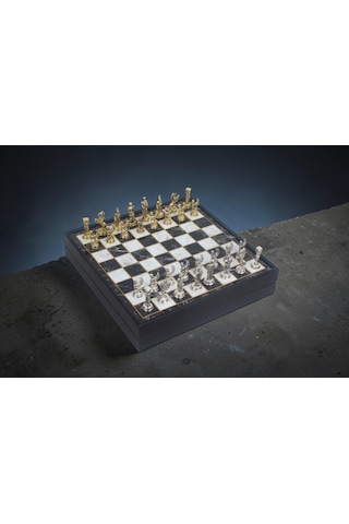 Lüks Sandıklı Metal Satranç Takımı Krom Kaplama Pegasus Atları Figürler Mermer Desenli Zemin 20 Cm