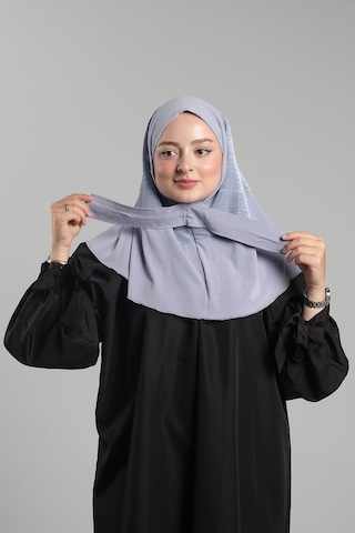 Hürrem Bone Gri Pratik Hazır Geçmeli Tesettür Eşarp Sandy Arkadan Çıtçıtlı Piliseli Hijab 2406 15 Gri