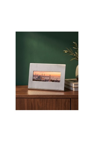 Dizör Panoramik Pencereli Masa Çerçevesi 304 Paslanmaz Çelik, Fırçalı, L Formlu Masaüstü Fotoğraf Çerçevesi, 21 X 8 Cm