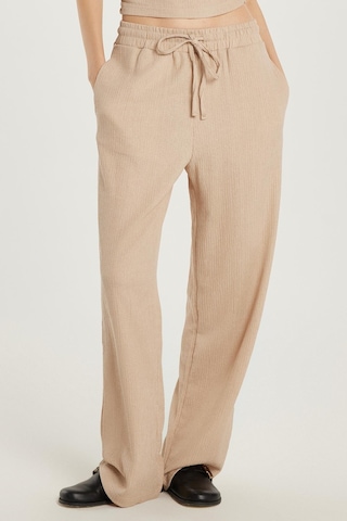 Tudors Kadın Slim Fit Dar Kesim Askılı Yaka Beli Lastikli Bej Bluz Pantolonlu Takım-34152 Bej