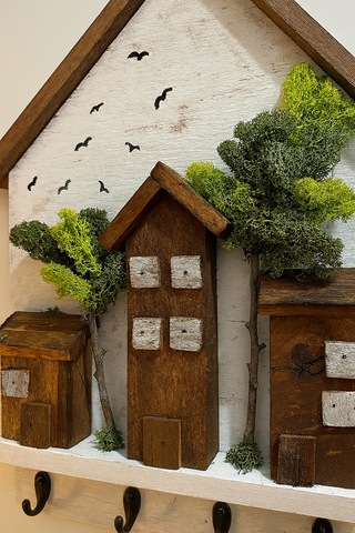 Ahşap Ev Temalı Duvar Askılığı 25x36 Cm 4 Kancalı Anahtarlık , El Yapımı Dekoratif Askı Beyaz
