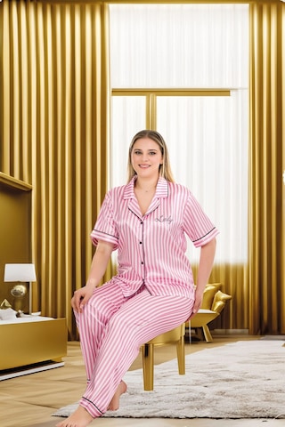 Hrşytrend Herşeytrend Büyük Beden Şık Tasarım Pembe Çizgili Düğmeli Kısa Kol Lüx Saten Pijama Takımı Pembe