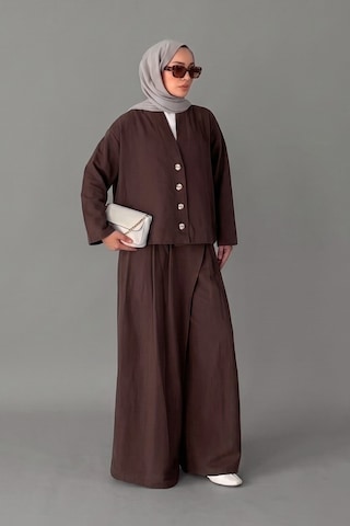 Norshen Kruvaze Kesim Düğmeli Bluz & Etek Görünümlü Geniş Paça Pantolon - Keten Takım Kahverengi Norshen Kruvaze Kesim Düğmeli Bluz & Etek Görünümlü Geniş Paça Pantolon - Keten Takım Kahverengi