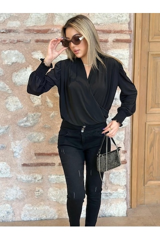 Leyla Sanat Sanata Yeni Bir Bakış Açısı Kadın Uzun Kollu Dökümlü Kruvaze Yaka Kol Ucu Gipeli Sandy Bluz Siyah