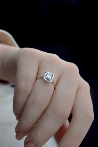 0.15 Ct. Modern Tasarım Baget Kare Tektaş Yüzük