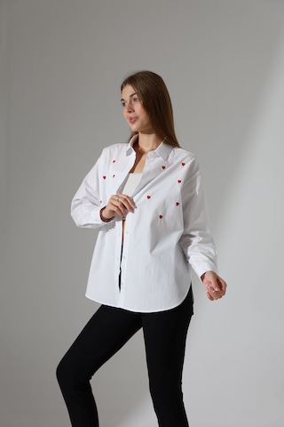 Corradeo Giyim Yeni Sezon Oversize Çizgili Poplin Kumaş Kalp Nakış Detaylı Apoletli Tasarım Gömlek Beyaz