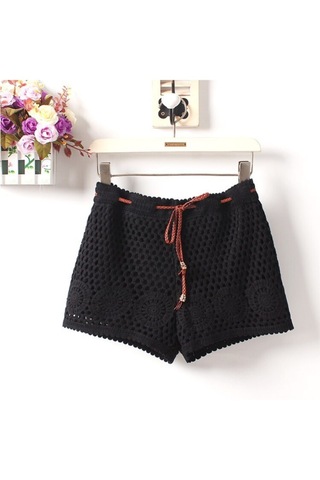 Fashion Cocktail Kahverengi Deri Kordonlu Bohem Tığ İşi Makrome Çiçek Motif Dokulu Etnik Tatil Plaj Sahil Dantel Beli Lastikli Bağlamalı Kadın Mini Şort siyah