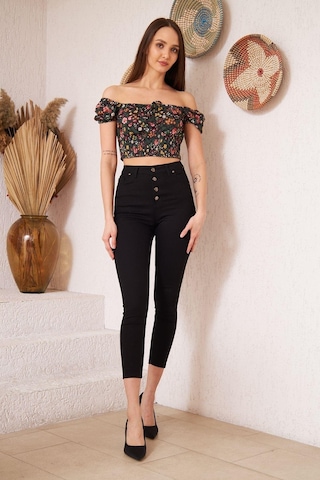 Darlin Moda Siyah Çiçek Desenli Gipe Detaylı Crop Bluz Dm7000