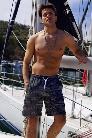 Uzun Boy Model Su İtici Özellikli Dijital Baskılı Erkek Plaj Deniz Şort Mayo 001