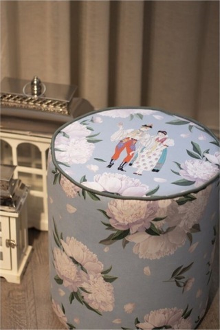 Blue-whıte Rose Puf Kumaşı Süettir. Uluslararası Solmama Sertifikasına Sahiptir. Çok Renkli