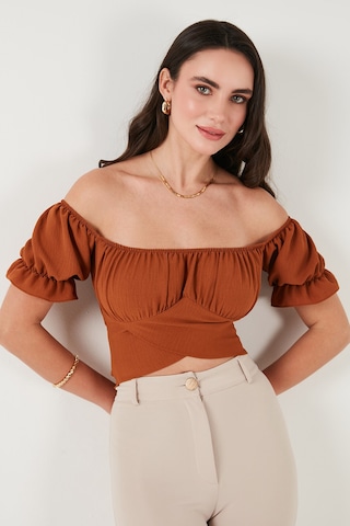 Lela Regular Fit Madonna Yaka Bağlama Detaylı Crop Bayan Bluz 6527017 Kahve