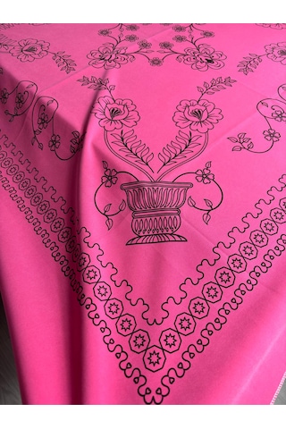 Pembe Çiçek Desenli Kare Masa Örtüsü 150x150 Cm Pembe