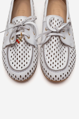 Luvishoes Stevo Beyaz Cilt Hakiki Deri Delikli Bağcıklı Kadın Loafer Ayakkabı