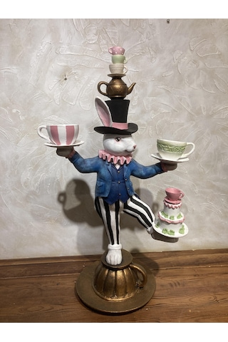 Tavşan Alice Harikalar Diyarında Fincan Tutan
