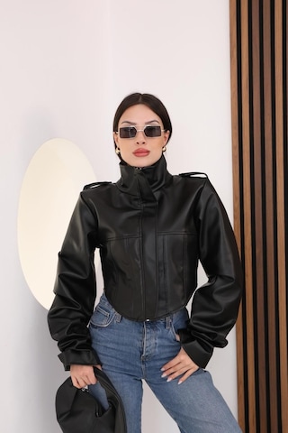 Famoda Dik Yaka Korse Detaylı Motorcu Crop Kadın Deri Ceket Siyah