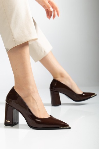 Suins Premium Verty Model Kadın Kalın Topuklu Burnu Taşlı Rugan Stiletto Ayakkabı Kahve