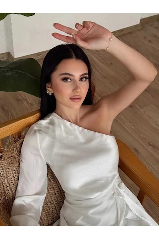 Fashion Cocktail Soft Saten Tek Omuz Tek Kol Asimetrik Katlı Dalgalı Mini Kokteyl Davet Gece Elbisesi Ekru