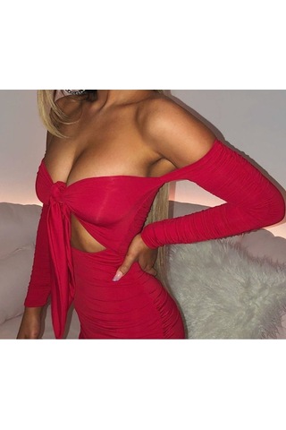 Straplez Kesim Önden Fiyonk İle Bağlamalı Bel Dekolteli Yanlardan Büzgülü Kolluklu Şık Elbise Kırmızı