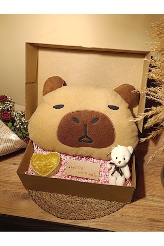 Kutulu Hediye Seti / Capybara Yastık 30cm, Ayıcık Anahtarlık Ve Kalp Şeklinde Tüllü Kutu