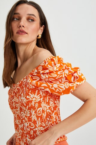 Kadın Çiçek Desenli Gipe Detay Balon Kol Crop Bluz Oranj