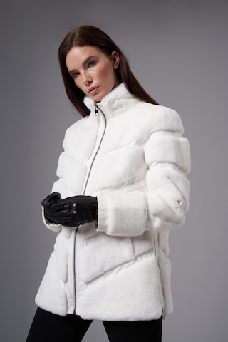 Stella Beyaz Tüylü Mont 211003 001