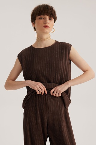 Kahverengi Yuvarlak Yaka Kolsuz Pliseli Bluz Desenli