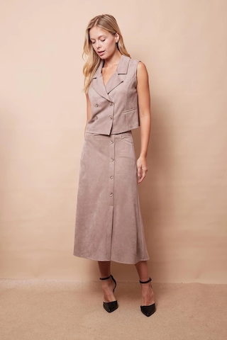 Kadın Hafif Likralı Kadife Kumaş Alman Cepli Dizde Düğmeli Yırtmaçlı Midi Boy Uzun Etek-bej Bej