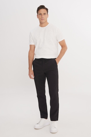 AC&Co / Altınyıldız Classics Erkek Sıyah Slim Fit Dar Kesim Beli Bağlamalı Çizgili Yan Cepli Casual Jogger Pantolon Siyah