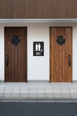 Ahşap Wc Tabela, Esprili Wc Yazısı Kapı Üzeri Tabela Sıkışmış Kadın Erkek Silüeti