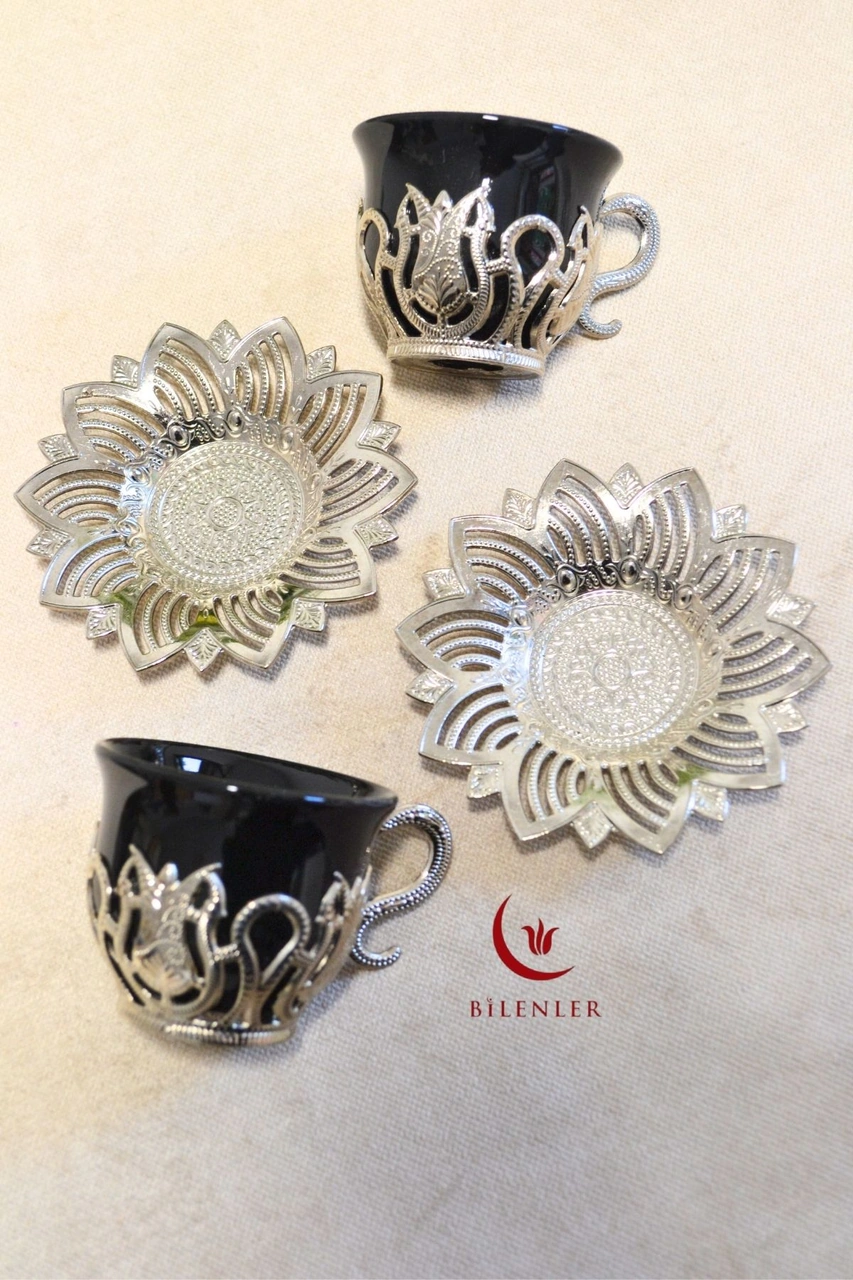 2 Li Gümüş Desenli Zemzem Takımı Ve Kahve Fincanı Seti Metal Tabağı Ve Fincan Altlığıyla Şık Sunum Siyah